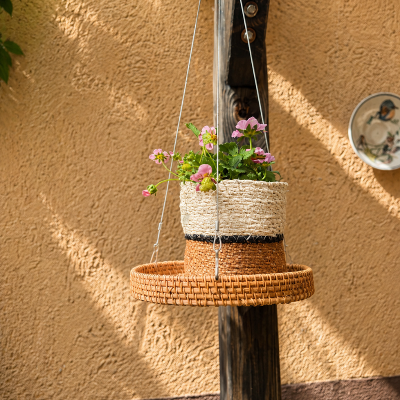 Pflanzenhänger aus Rattan & Edelstahl