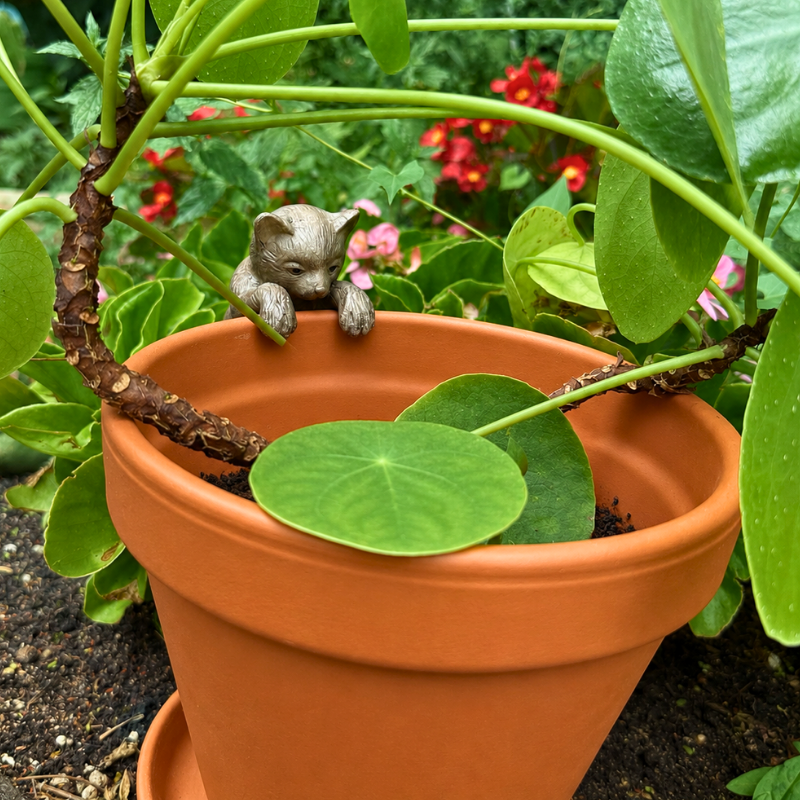 Katzen-Blumentopf-Anhänger aus Harz – verspielte Gartendeko 8 cm