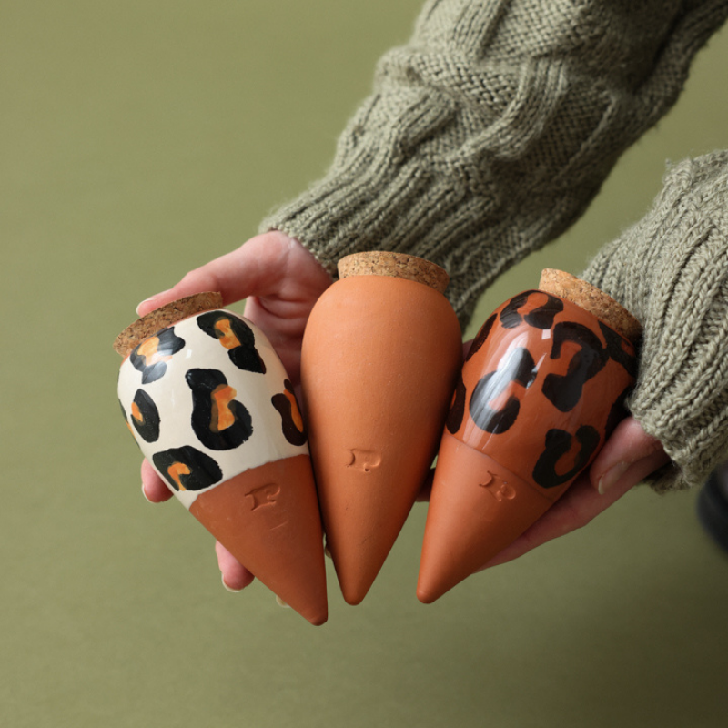 Trio mini Ollas “Die Leoparden” von Pepín – Pflanzgefäß zur natürlichen Bewässerung
