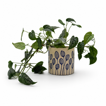 Steingut-Übertopf mit blauem Blättermotiv